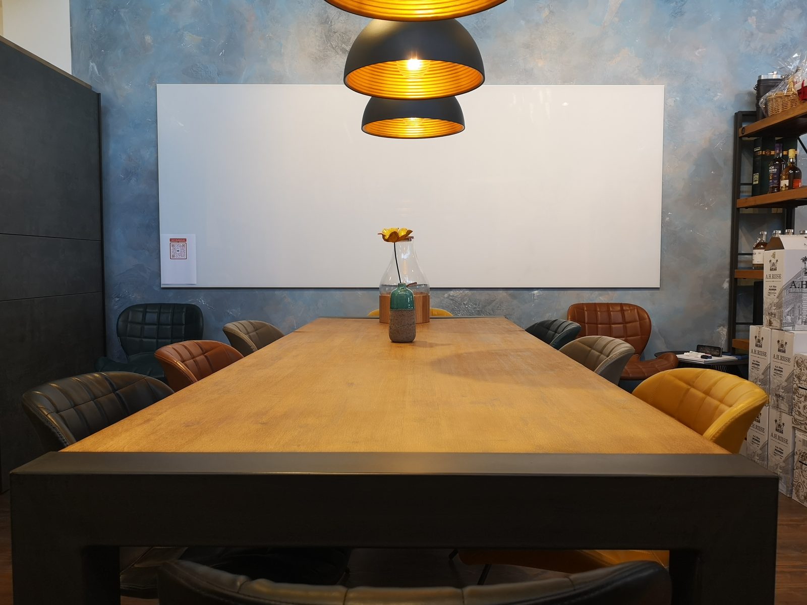 Besprechungstisch mit Whiteboard
